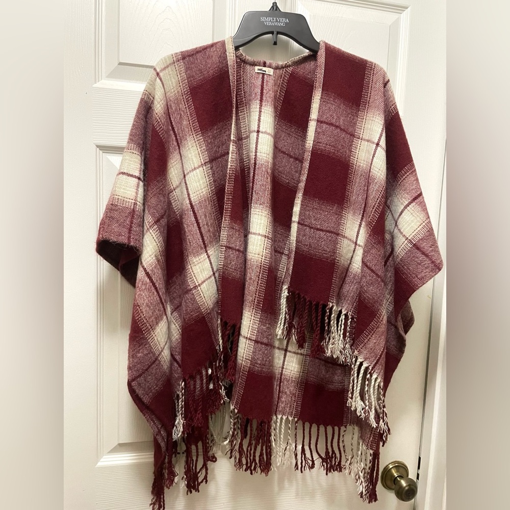Hollister Co Plaid Poncho Cream Burgundy Poncho Wrap Shawl W/ Fringe Size XS/S